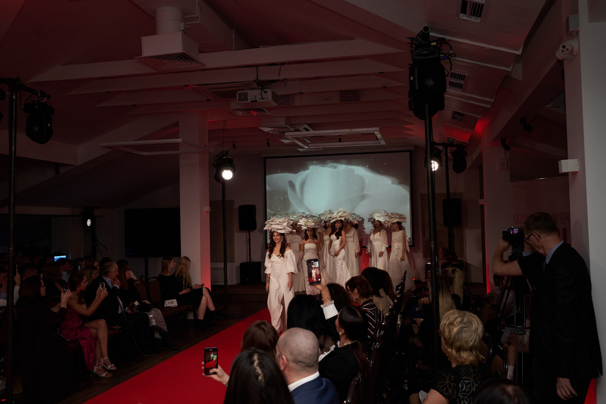 В           начале декабря во           Владимире состоялось итоговое шоу конкурса красоты и           милосердия «Миссис Владимирская Красавица           — 2023». О           том, кто получил на           нем главные короны, победу в           номинации от           «Ключ-Медиа» и           как все прошло, читайте и           смотрите в           нашем большом обзорном материале.