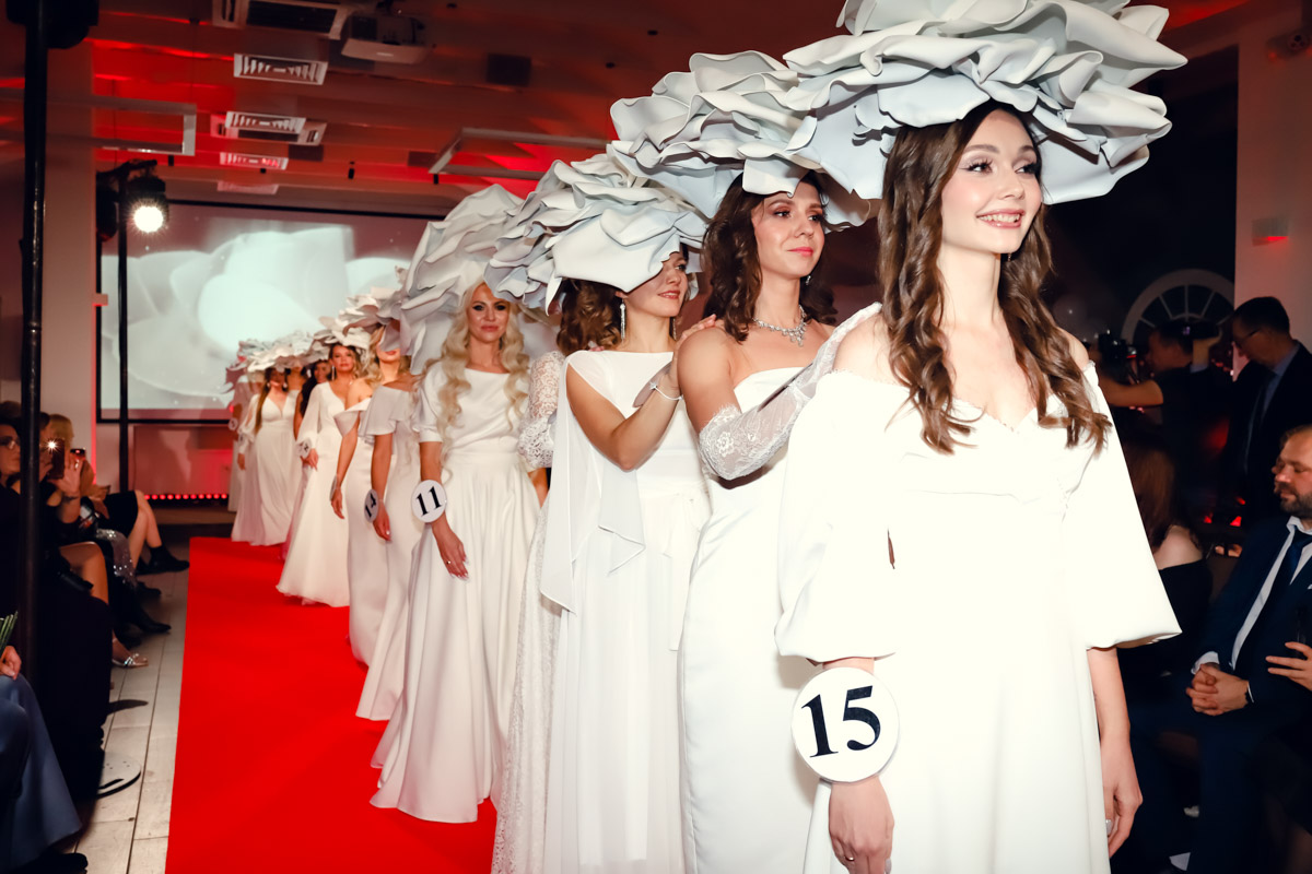 В           начале декабря во           Владимире состоялось итоговое шоу конкурса красоты и           милосердия «Миссис Владимирская Красавица           — 2023». О           том, кто получил на           нем главные короны, победу в           номинации от           «Ключ-Медиа» и           как все прошло, читайте и           смотрите в           нашем большом обзорном материале.