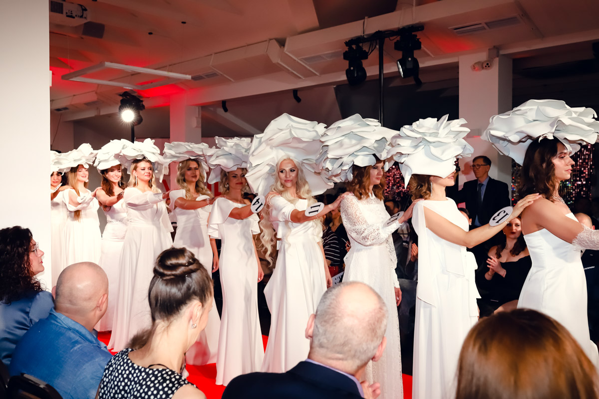 В           начале декабря во           Владимире состоялось итоговое шоу конкурса красоты и           милосердия «Миссис Владимирская Красавица           — 2023». О           том, кто получил на           нем главные короны, победу в           номинации от           «Ключ-Медиа» и           как все прошло, читайте и           смотрите в           нашем большом обзорном материале.