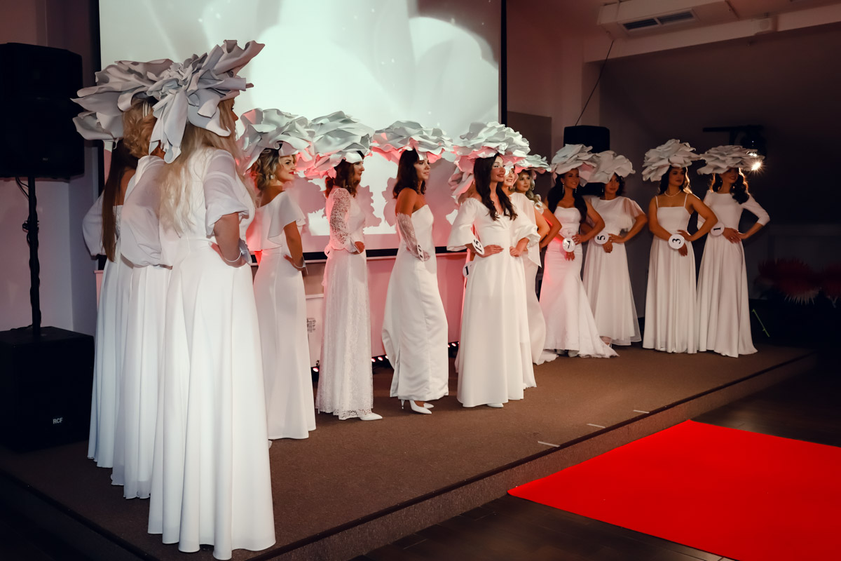 В           начале декабря во           Владимире состоялось итоговое шоу конкурса красоты и           милосердия «Миссис Владимирская Красавица           — 2023». О           том, кто получил на           нем главные короны, победу в           номинации от           «Ключ-Медиа» и           как все прошло, читайте и           смотрите в           нашем большом обзорном материале.