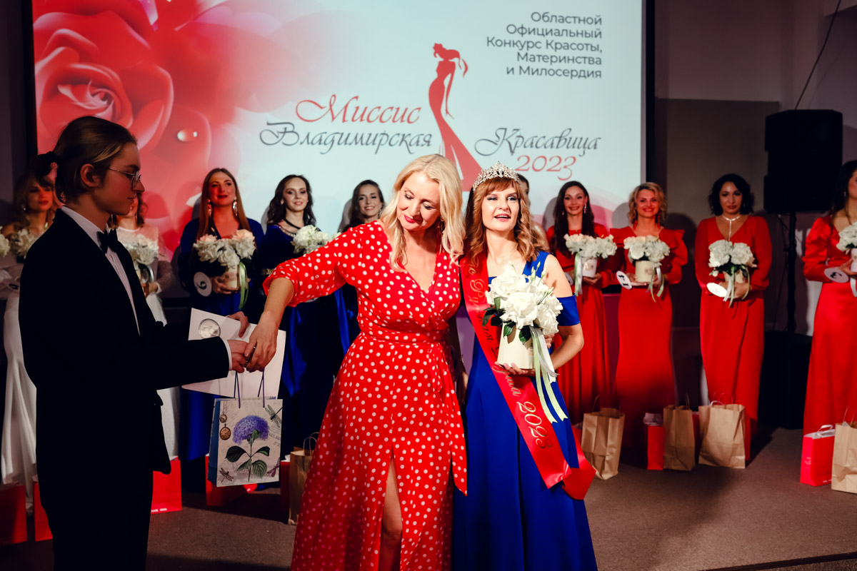 В           начале декабря во           Владимире состоялось итоговое шоу конкурса красоты и           милосердия «Миссис Владимирская Красавица           — 2023». О           том, кто получил на           нем главные короны, победу в           номинации от           «Ключ-Медиа» и           как все прошло, читайте и           смотрите в           нашем большом обзорном материале.