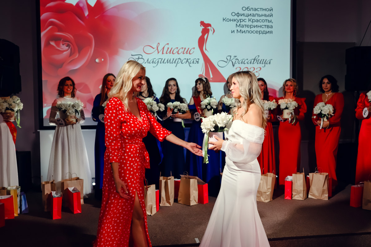 В           начале декабря во           Владимире состоялось итоговое шоу конкурса красоты и           милосердия «Миссис Владимирская Красавица           — 2023». О           том, кто получил на           нем главные короны, победу в           номинации от           «Ключ-Медиа» и           как все прошло, читайте и           смотрите в           нашем большом обзорном материале.