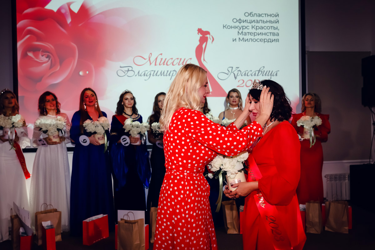 В           начале декабря во           Владимире состоялось итоговое шоу конкурса красоты и           милосердия «Миссис Владимирская Красавица           — 2023». О           том, кто получил на           нем главные короны, победу в           номинации от           «Ключ-Медиа» и           как все прошло, читайте и           смотрите в           нашем большом обзорном материале.