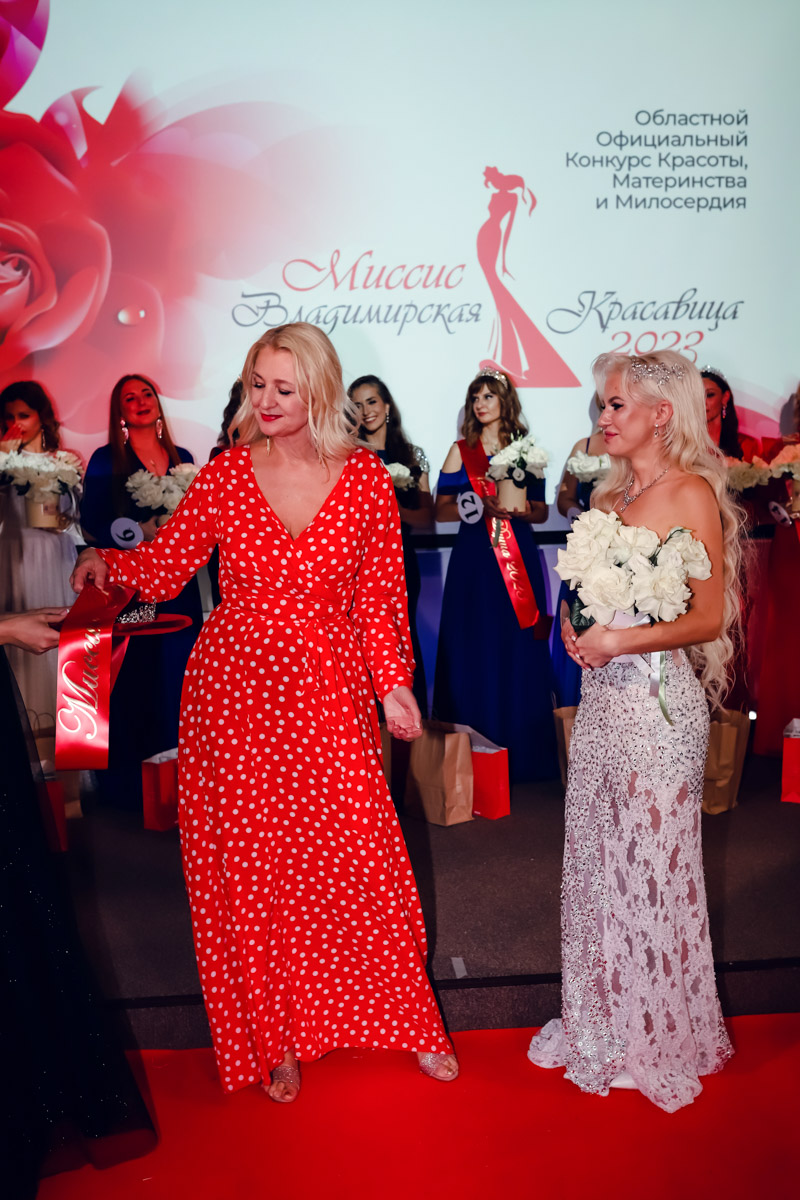 В           начале декабря во           Владимире состоялось итоговое шоу конкурса красоты и           милосердия «Миссис Владимирская Красавица           — 2023». О           том, кто получил на           нем главные короны, победу в           номинации от           «Ключ-Медиа» и           как все прошло, читайте и           смотрите в           нашем большом обзорном материале.