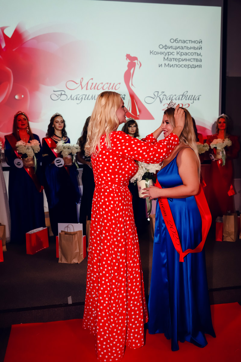 В           начале декабря во           Владимире состоялось итоговое шоу конкурса красоты и           милосердия «Миссис Владимирская Красавица           — 2023». О           том, кто получил на           нем главные короны, победу в           номинации от           «Ключ-Медиа» и           как все прошло, читайте и           смотрите в           нашем большом обзорном материале.