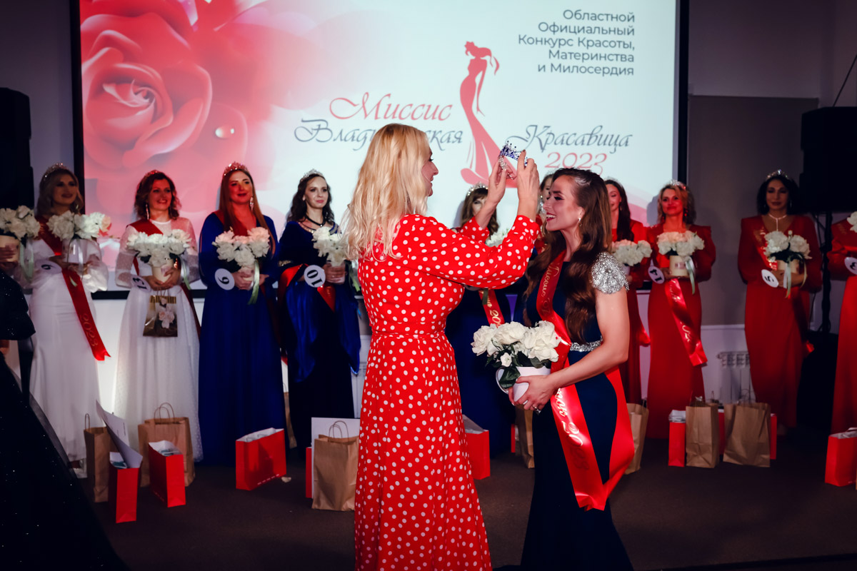 В           начале декабря во           Владимире состоялось итоговое шоу конкурса красоты и           милосердия «Миссис Владимирская Красавица           — 2023». О           том, кто получил на           нем главные короны, победу в           номинации от           «Ключ-Медиа» и           как все прошло, читайте и           смотрите в           нашем большом обзорном материале.