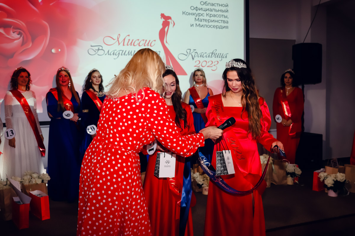 В           начале декабря во           Владимире состоялось итоговое шоу конкурса красоты и           милосердия «Миссис Владимирская Красавица           — 2023». О           том, кто получил на           нем главные короны, победу в           номинации от           «Ключ-Медиа» и           как все прошло, читайте и           смотрите в           нашем большом обзорном материале.