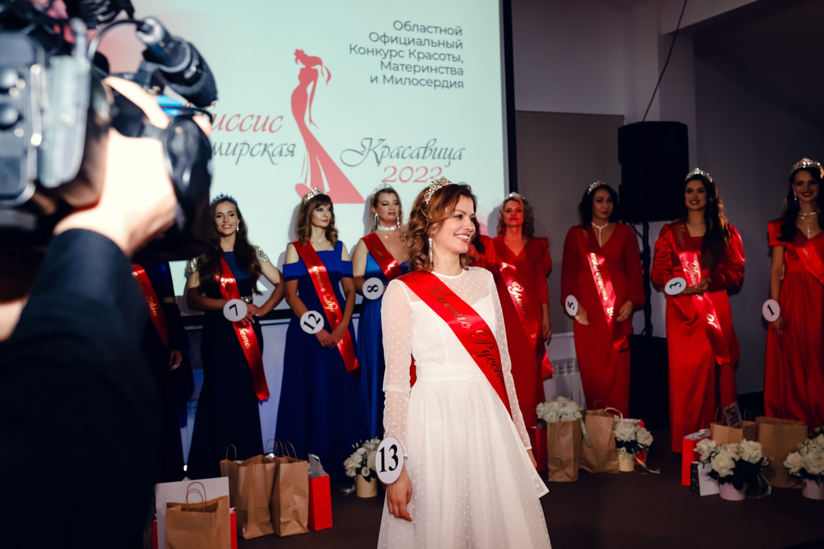 В           начале декабря во           Владимире состоялось итоговое шоу конкурса красоты и           милосердия «Миссис Владимирская Красавица           — 2023». О           том, кто получил на           нем главные короны, победу в           номинации от           «Ключ-Медиа» и           как все прошло, читайте и           смотрите в           нашем большом обзорном материале.