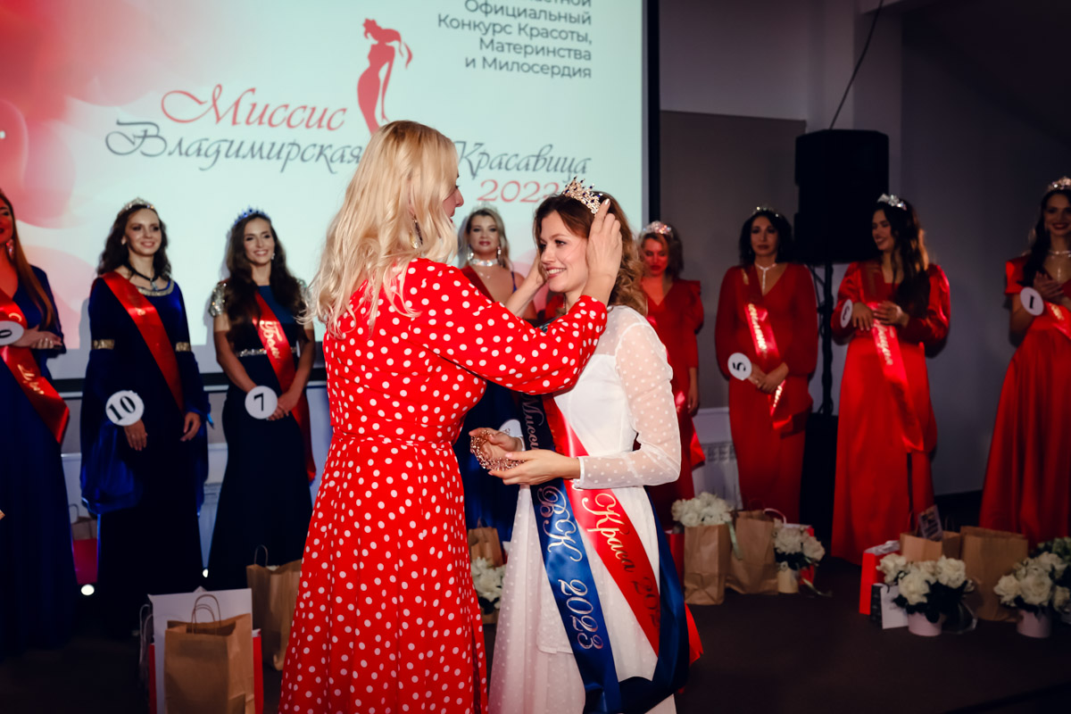В           начале декабря во           Владимире состоялось итоговое шоу конкурса красоты и           милосердия «Миссис Владимирская Красавица           — 2023». О           том, кто получил на           нем главные короны, победу в           номинации от           «Ключ-Медиа» и           как все прошло, читайте и           смотрите в           нашем большом обзорном материале.