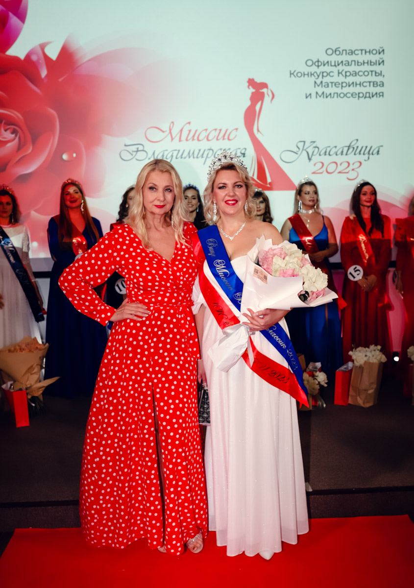 В           начале декабря во           Владимире состоялось итоговое шоу конкурса красоты и           милосердия «Миссис Владимирская Красавица           — 2023». О           том, кто получил на           нем главные короны, победу в           номинации от           «Ключ-Медиа» и           как все прошло, читайте и           смотрите в           нашем большом обзорном материале.