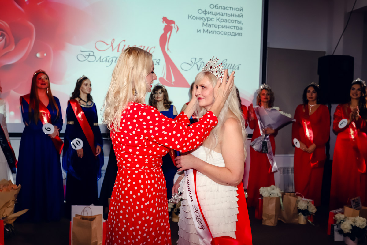 В           начале декабря во           Владимире состоялось итоговое шоу конкурса красоты и           милосердия «Миссис Владимирская Красавица           — 2023». О           том, кто получил на           нем главные короны, победу в           номинации от           «Ключ-Медиа» и           как все прошло, читайте и           смотрите в           нашем большом обзорном материале.