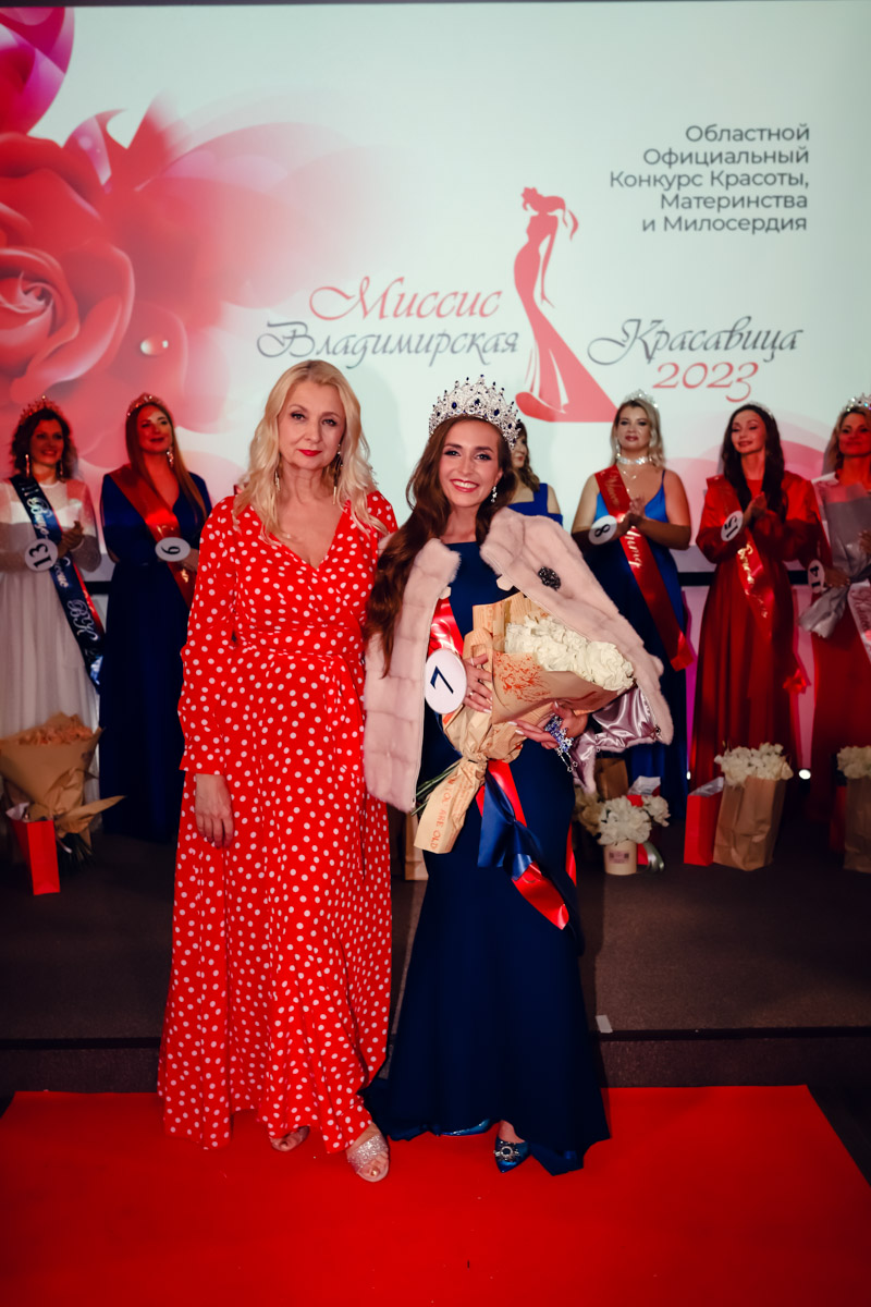 В           начале декабря во           Владимире состоялось итоговое шоу конкурса красоты и           милосердия «Миссис Владимирская Красавица           — 2023». О           том, кто получил на           нем главные короны, победу в           номинации от           «Ключ-Медиа» и           как все прошло, читайте и           смотрите в           нашем большом обзорном материале.