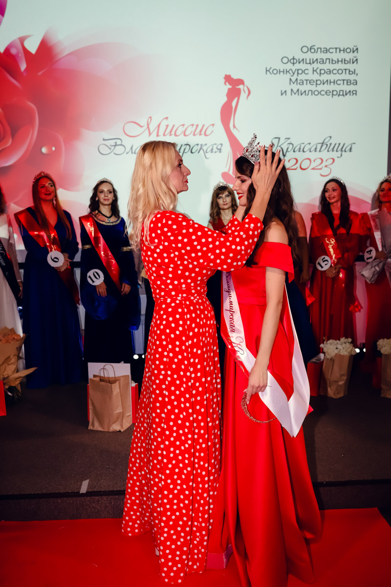 В           начале декабря во           Владимире состоялось итоговое шоу конкурса красоты и           милосердия «Миссис Владимирская Красавица           — 2023». О           том, кто получил на           нем главные короны, победу в           номинации от           «Ключ-Медиа» и           как все прошло, читайте и           смотрите в           нашем большом обзорном материале.