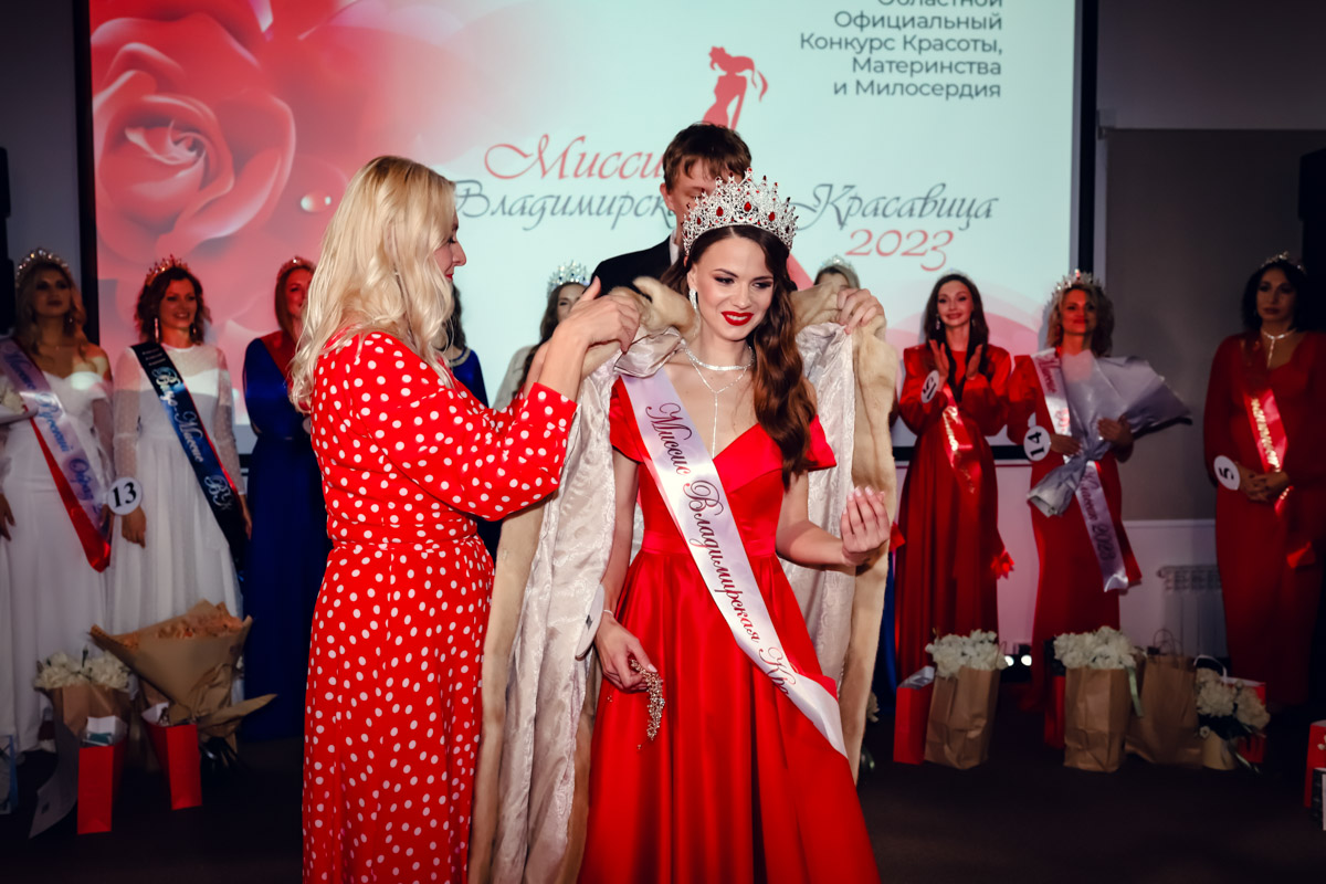 В           начале декабря во           Владимире состоялось итоговое шоу конкурса красоты и           милосердия «Миссис Владимирская Красавица           — 2023». О           том, кто получил на           нем главные короны, победу в           номинации от           «Ключ-Медиа» и           как все прошло, читайте и           смотрите в           нашем большом обзорном материале.