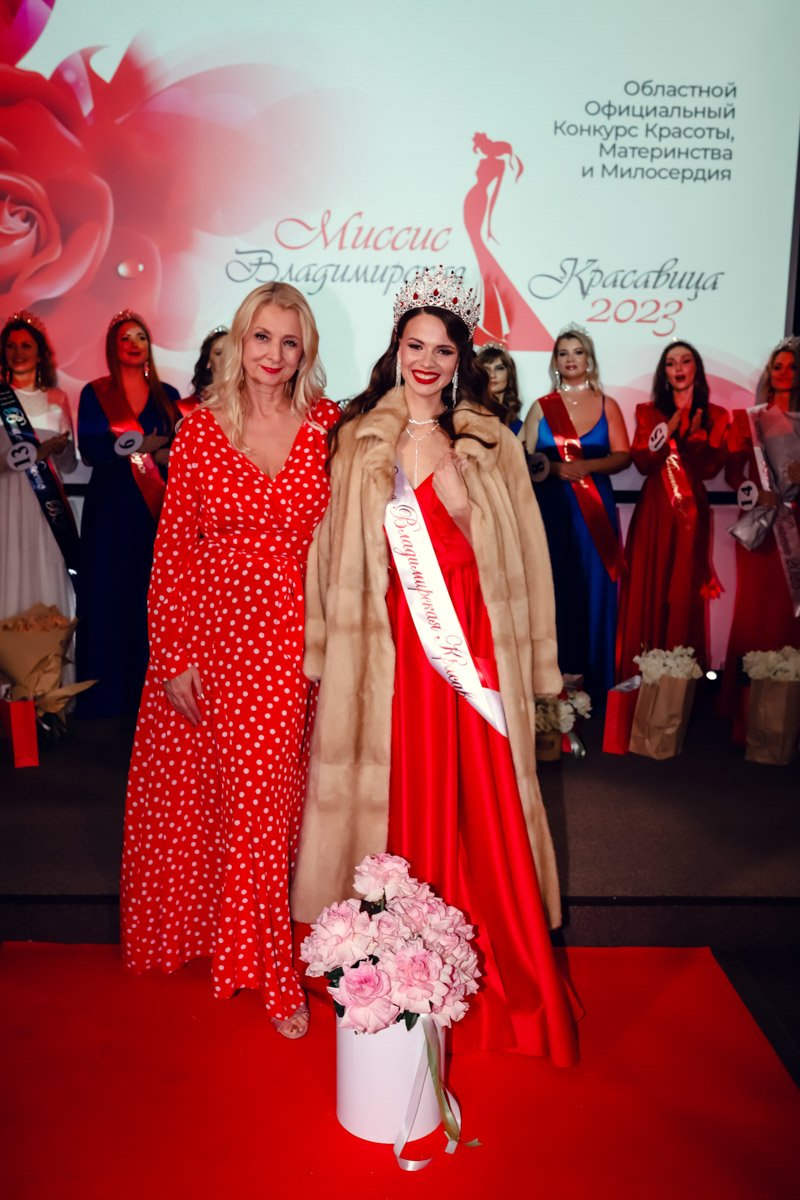 В           начале декабря во           Владимире состоялось итоговое шоу конкурса красоты и           милосердия «Миссис Владимирская Красавица           — 2023». О           том, кто получил на           нем главные короны, победу в           номинации от           «Ключ-Медиа» и           как все прошло, читайте и           смотрите в           нашем большом обзорном материале.