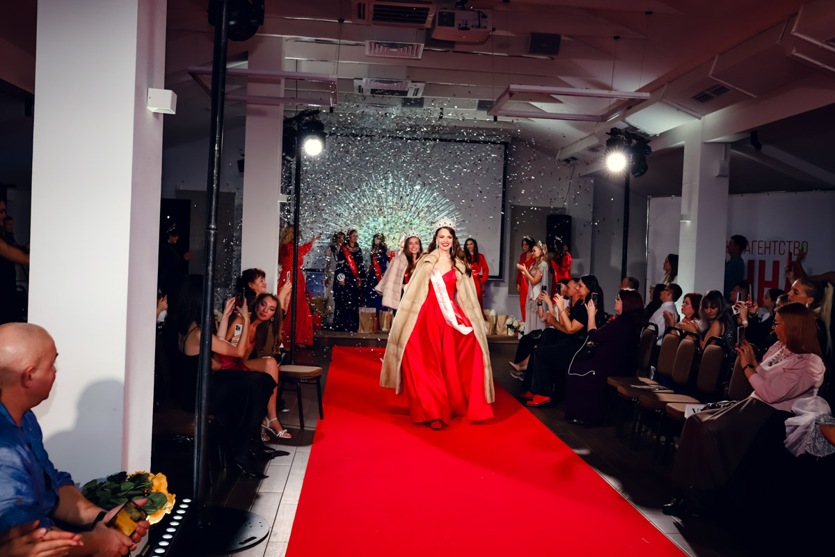 В           начале декабря во           Владимире состоялось итоговое шоу конкурса красоты и           милосердия «Миссис Владимирская Красавица           — 2023». О           том, кто получил на           нем главные короны, победу в           номинации от           «Ключ-Медиа» и           как все прошло, читайте и           смотрите в           нашем большом обзорном материале.