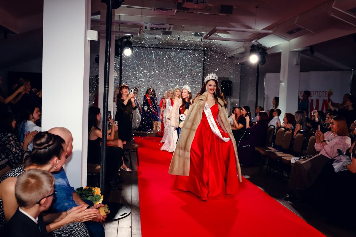 В           начале декабря во           Владимире состоялось итоговое шоу конкурса красоты и           милосердия «Миссис Владимирская Красавица           — 2023». О           том, кто получил на           нем главные короны, победу в           номинации от           «Ключ-Медиа» и           как все прошло, читайте и           смотрите в           нашем большом обзорном материале.