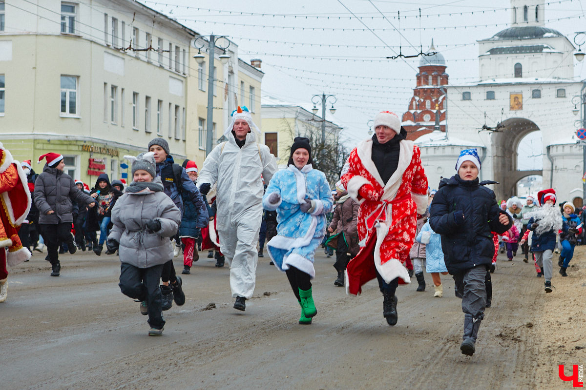 Во Владимире стала известна программа новогодних мероприятий. Праздники стартуют 15 декабря и продлятся без малого месяц. Главной точкой торжества в самую волшебную зимнюю ночь станет Соборная площадь. Но гуляния запланированы по всему городу. Узнаем, куда стоит пойти.