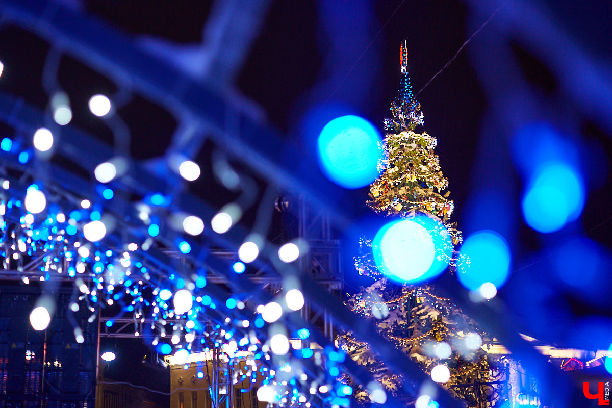 Во Владимире стала известна программа новогодних мероприятий. Праздники стартуют 15 декабря и продлятся без малого месяц. Главной точкой торжества в самую волшебную зимнюю ночь станет Соборная площадь. Но гуляния запланированы по всему городу. Узнаем, куда стоит пойти.