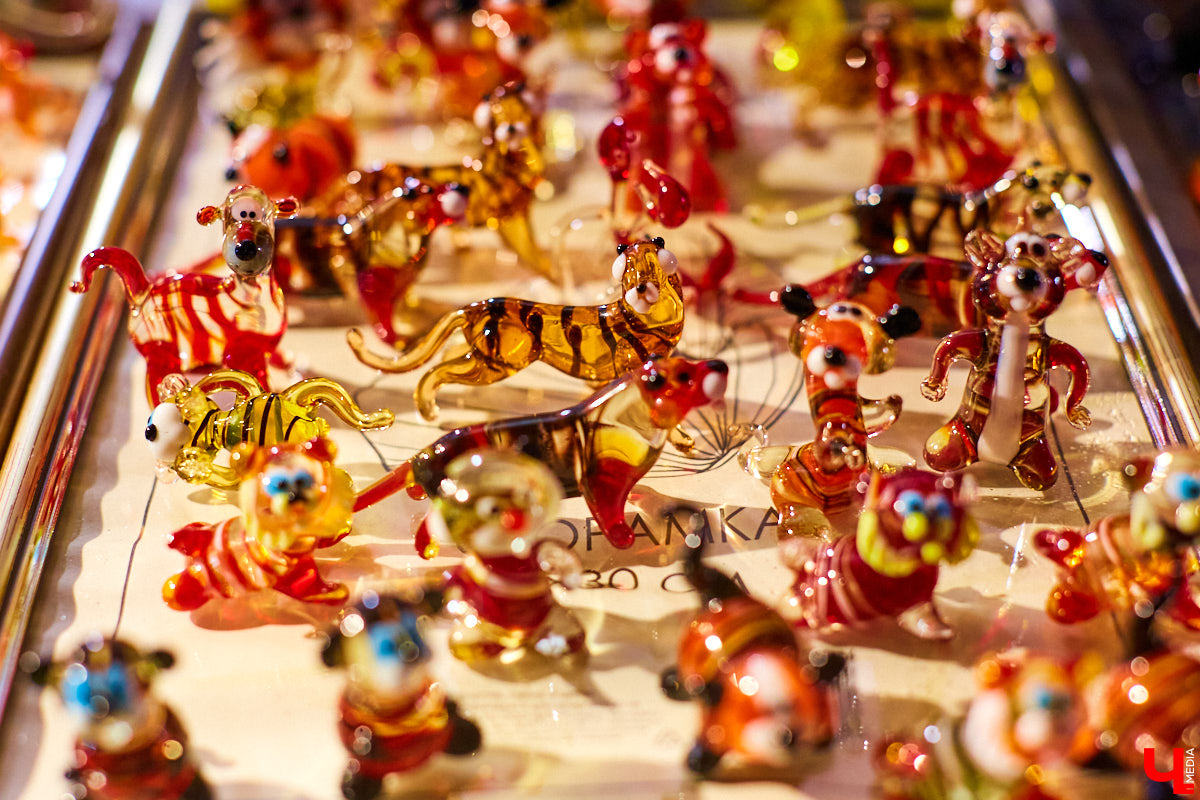 Во Владимире стала известна программа новогодних мероприятий. Праздники стартуют 15 декабря и продлятся без малого месяц. Главной точкой торжества в самую волшебную зимнюю ночь станет Соборная площадь. Но гуляния запланированы по всему городу. Узнаем, куда стоит пойти.