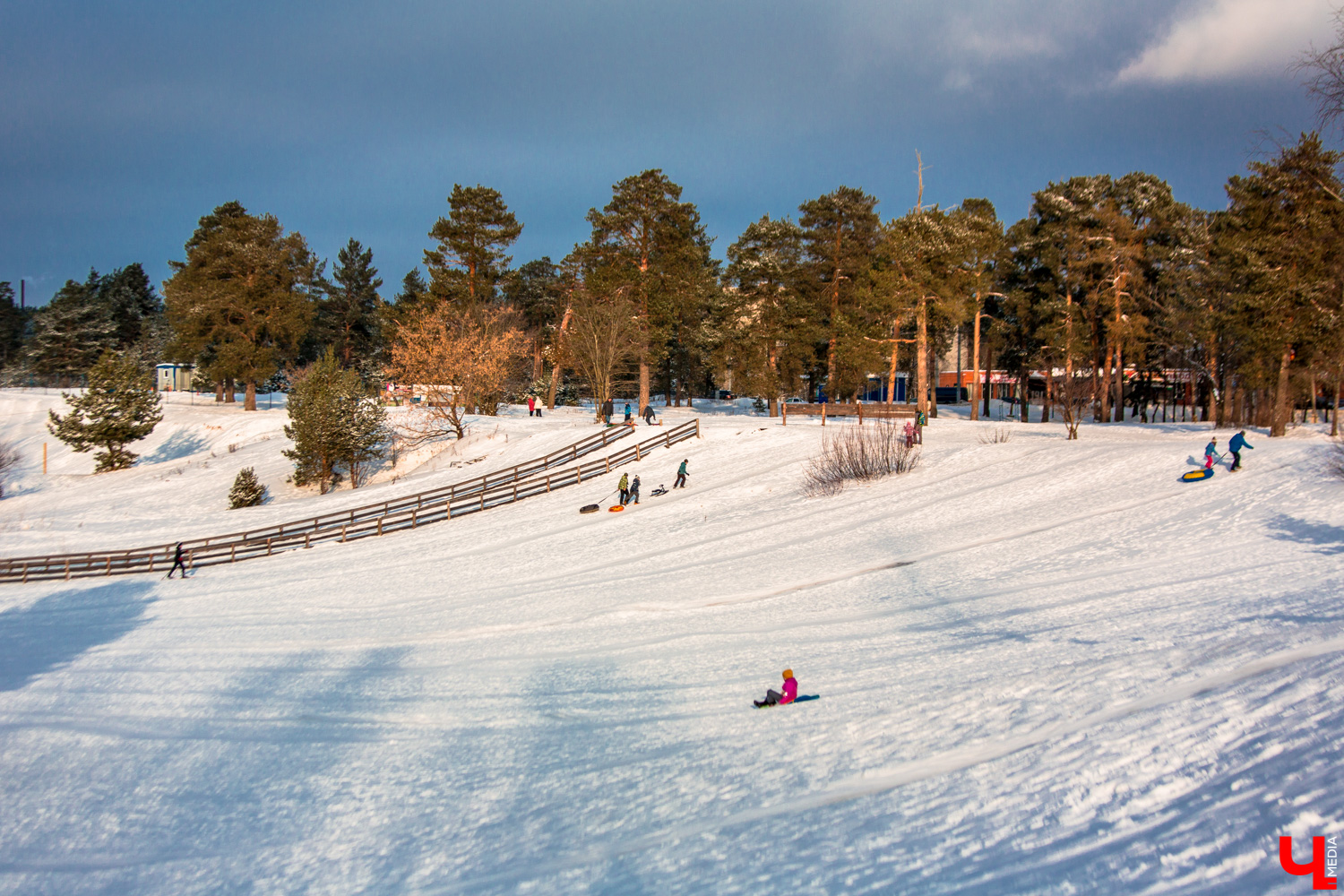 Во Владимире стала известна программа новогодних мероприятий. Праздники стартуют 15 декабря и продлятся без малого месяц. Главной точкой торжества в самую волшебную зимнюю ночь станет Соборная площадь. Но гуляния запланированы по всему городу. Узнаем, куда стоит пойти.