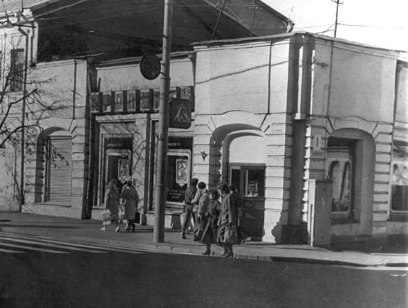 Этот дом во Владимире смотрит своим фасадом на улицу Большую Московскую, тем не менее адрес его: Девическая, 1. Сейчас все здание занимает ресторан «Сохо», позиционирующий себя как Steak House. Но начиналась его история с городской усадьбы, а продолжилась как доходный дом. Потом в нем был дореволюционный торговый центр, советский магазин и казино в лихие 90-е.