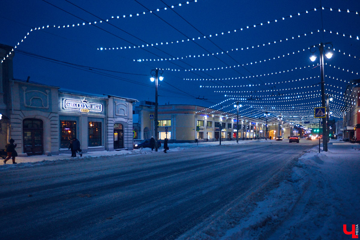 Этот дом во Владимире смотрит своим фасадом на улицу Большую Московскую, тем не менее адрес его: Девическая, 1. Сейчас все здание занимает ресторан «Сохо», позиционирующий себя как Steak House. Но начиналась его история с городской усадьбы, а продолжилась как доходный дом. Потом в нем был дореволюционный торговый центр, советский магазин и казино в лихие 90-е.