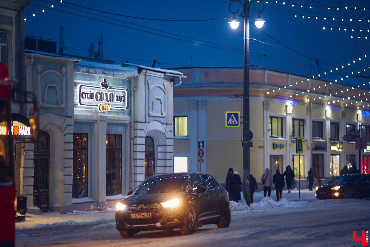 Этот дом во Владимире смотрит своим фасадом на улицу Большую Московскую, тем не менее адрес его: Девическая, 1. Сейчас все здание занимает ресторан «Сохо», позиционирующий себя как Steak House. Но начиналась его история с городской усадьбы, а продолжилась как доходный дом. Потом в нем был дореволюционный торговый центр, советский магазин и казино в лихие 90-е.