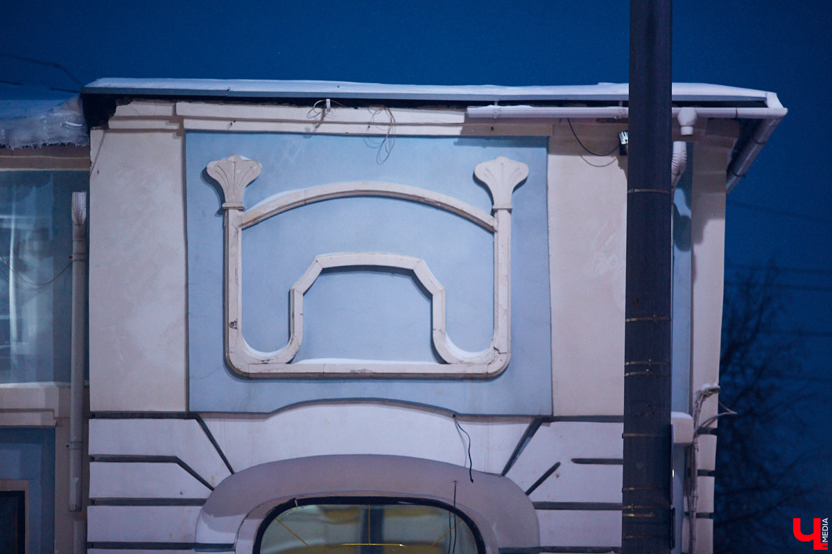 Этот дом во Владимире смотрит своим фасадом на улицу Большую Московскую, тем не менее адрес его: Девическая, 1. Сейчас все здание занимает ресторан «Сохо», позиционирующий себя как Steak House. Но начиналась его история с городской усадьбы, а продолжилась как доходный дом. Потом в нем был дореволюционный торговый центр, советский магазин и казино в лихие 90-е.