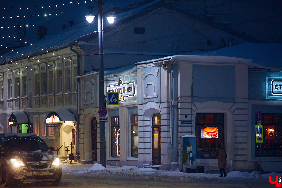 Этот дом во Владимире смотрит своим фасадом на улицу Большую Московскую, тем не менее адрес его: Девическая, 1. Сейчас все здание занимает ресторан «Сохо», позиционирующий себя как Steak House. Но начиналась его история с городской усадьбы, а продолжилась как доходный дом. Потом в нем был дореволюционный торговый центр, советский магазин и казино в лихие 90-е.
