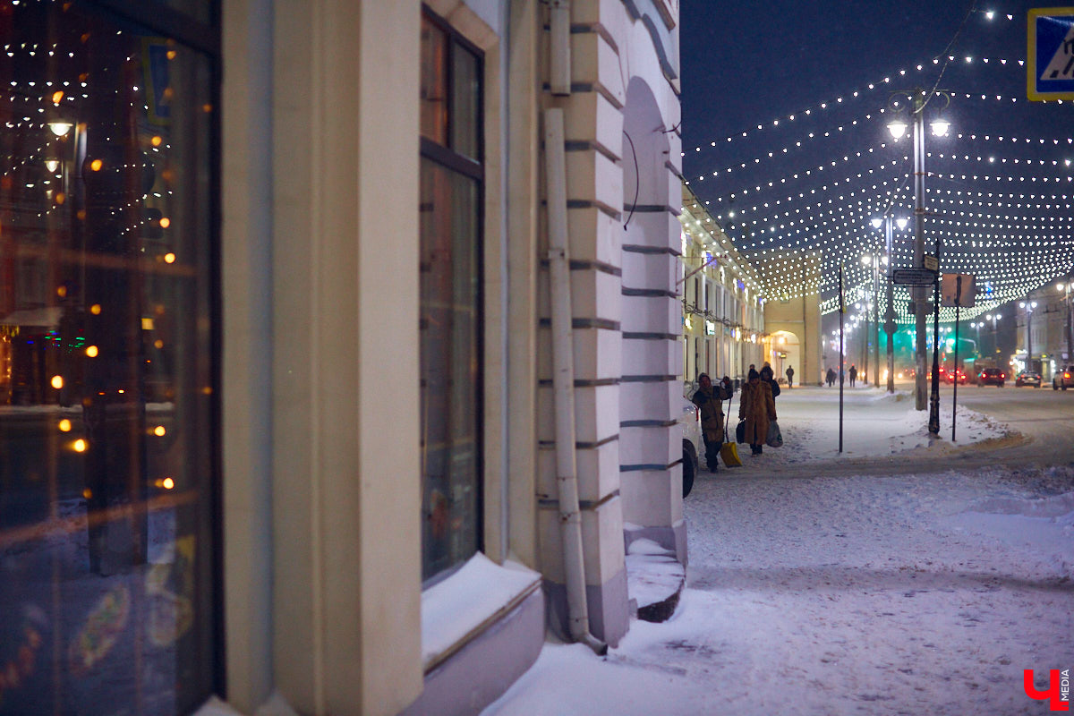 Этот дом во Владимире смотрит своим фасадом на улицу Большую Московскую, тем не менее адрес его: Девическая, 1. Сейчас все здание занимает ресторан «Сохо», позиционирующий себя как Steak House. Но начиналась его история с городской усадьбы, а продолжилась как доходный дом. Потом в нем был дореволюционный торговый центр, советский магазин и казино в лихие 90-е.