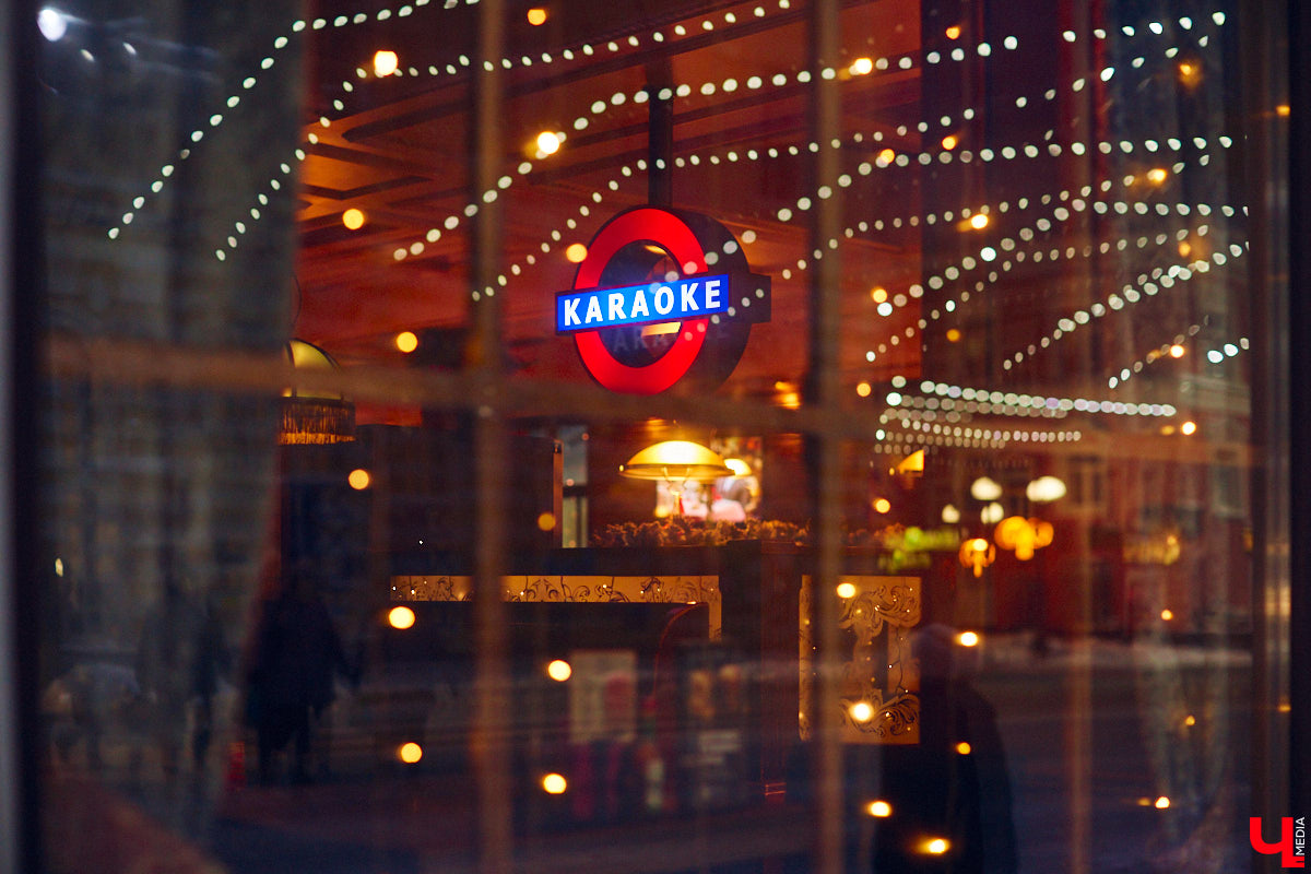 Этот дом во Владимире смотрит своим фасадом на улицу Большую Московскую, тем не менее адрес его: Девическая, 1. Сейчас все здание занимает ресторан «Сохо», позиционирующий себя как Steak House. Но начиналась его история с городской усадьбы, а продолжилась как доходный дом. Потом в нем был дореволюционный торговый центр, советский магазин и казино в лихие 90-е.