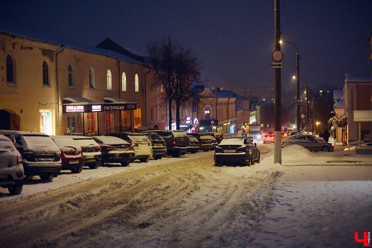 Этот дом во Владимире смотрит своим фасадом на улицу Большую Московскую, тем не менее адрес его: Девическая, 1. Сейчас все здание занимает ресторан «Сохо», позиционирующий себя как Steak House. Но начиналась его история с городской усадьбы, а продолжилась как доходный дом. Потом в нем был дореволюционный торговый центр, советский магазин и казино в лихие 90-е.