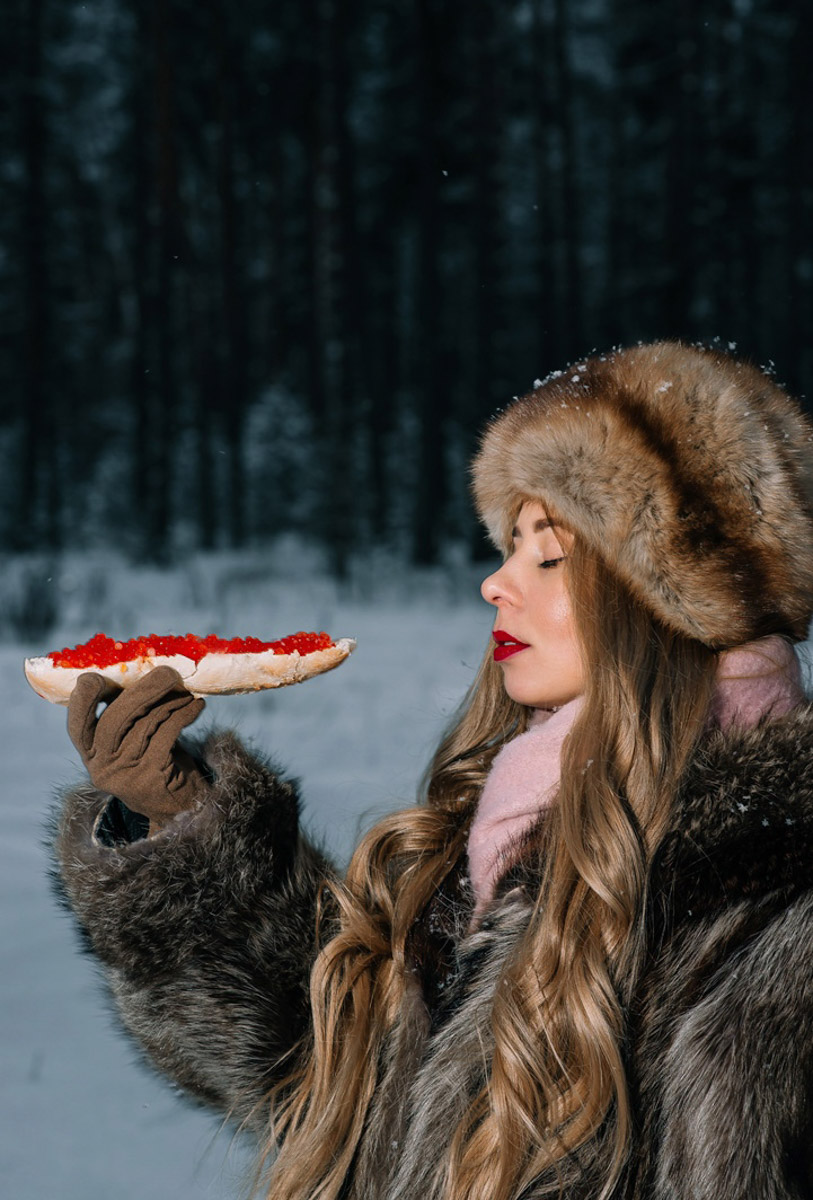 Владимирские девушки выкладывают фотографии с хештегом Russian girl. Тренд запустили в начале зимы, и сейчас он уже добрался до нашего города. В кадре — красивые модели с икрой и баранками. Настоящая русская эстетика.