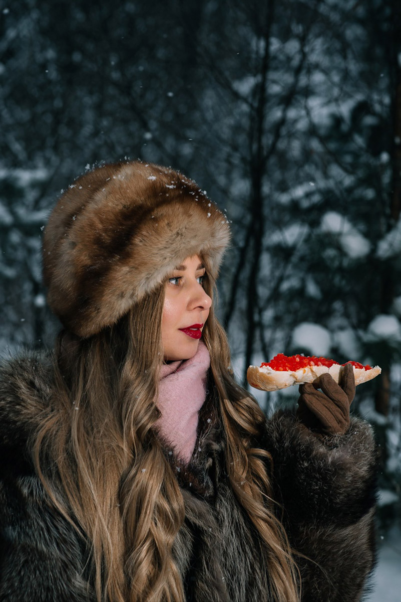Владимирские девушки выкладывают фотографии с хештегом Russian girl. Тренд запустили в начале зимы, и сейчас он уже добрался до нашего города. В кадре — красивые модели с икрой и баранками. Настоящая русская эстетика.