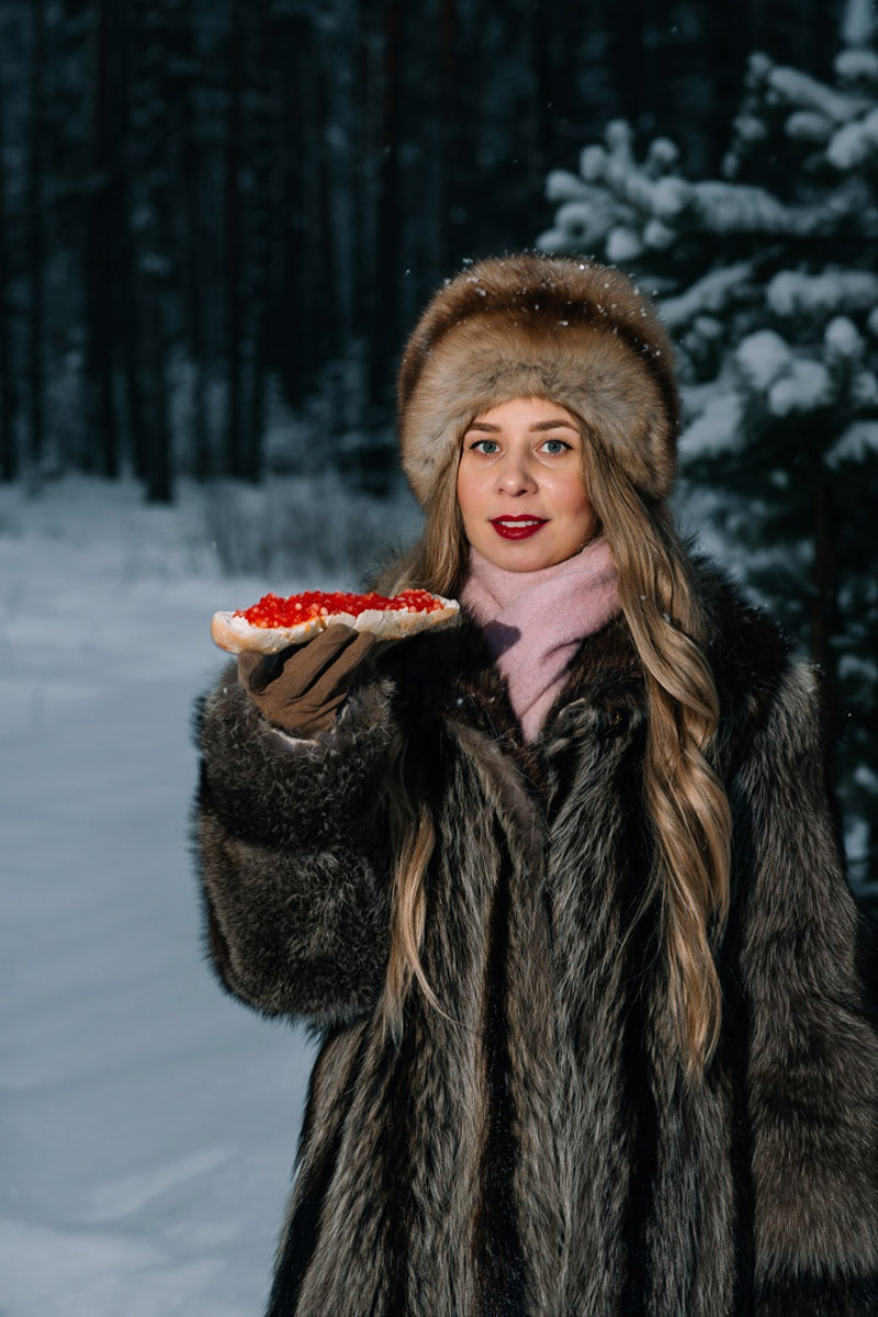 Владимирские девушки выкладывают фотографии с хештегом Russian girl. Тренд запустили в начале зимы, и сейчас он уже добрался до нашего города. В кадре — красивые модели с икрой и баранками. Настоящая русская эстетика.