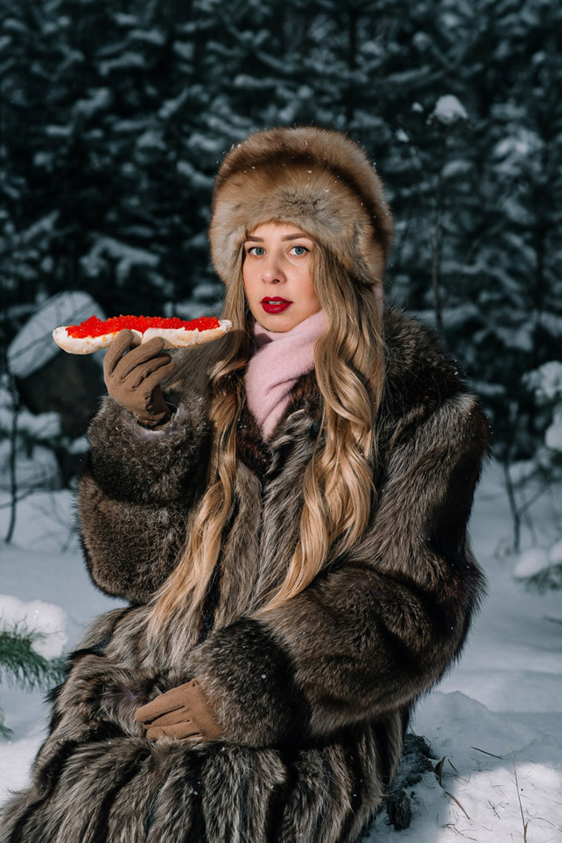 Владимирские девушки выкладывают фотографии с хештегом Russian girl. Тренд запустили в начале зимы, и сейчас он уже добрался до нашего города. В кадре — красивые модели с икрой и баранками. Настоящая русская эстетика.