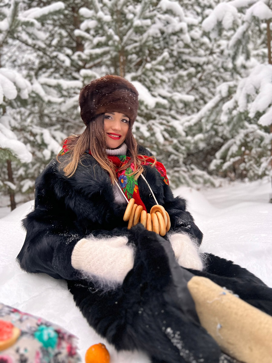 Владимирские девушки выкладывают фотографии с хештегом Russian girl. Тренд запустили в начале зимы, и сейчас он уже добрался до нашего города. В кадре — красивые модели с икрой и баранками. Настоящая русская эстетика.