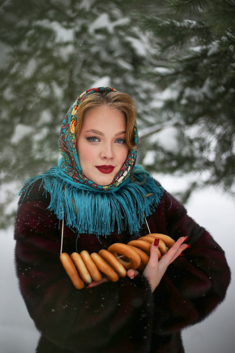 Владимирские девушки выкладывают фотографии с хештегом Russian girl. Тренд запустили в начале зимы, и сейчас он уже добрался до нашего города. В кадре — красивые модели с икрой и баранками. Настоящая русская эстетика.