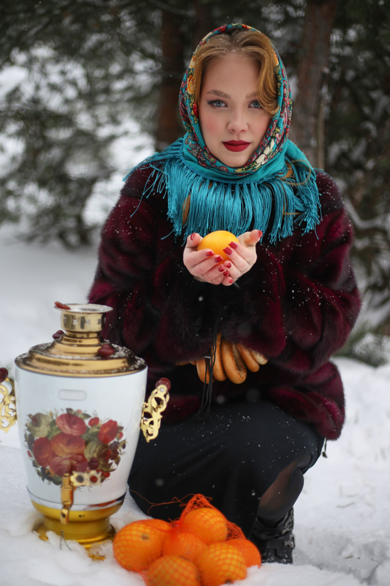 Владимирские девушки выкладывают фотографии с хештегом Russian girl. Тренд запустили в начале зимы, и сейчас он уже добрался до нашего города. В кадре — красивые модели с икрой и баранками. Настоящая русская эстетика.