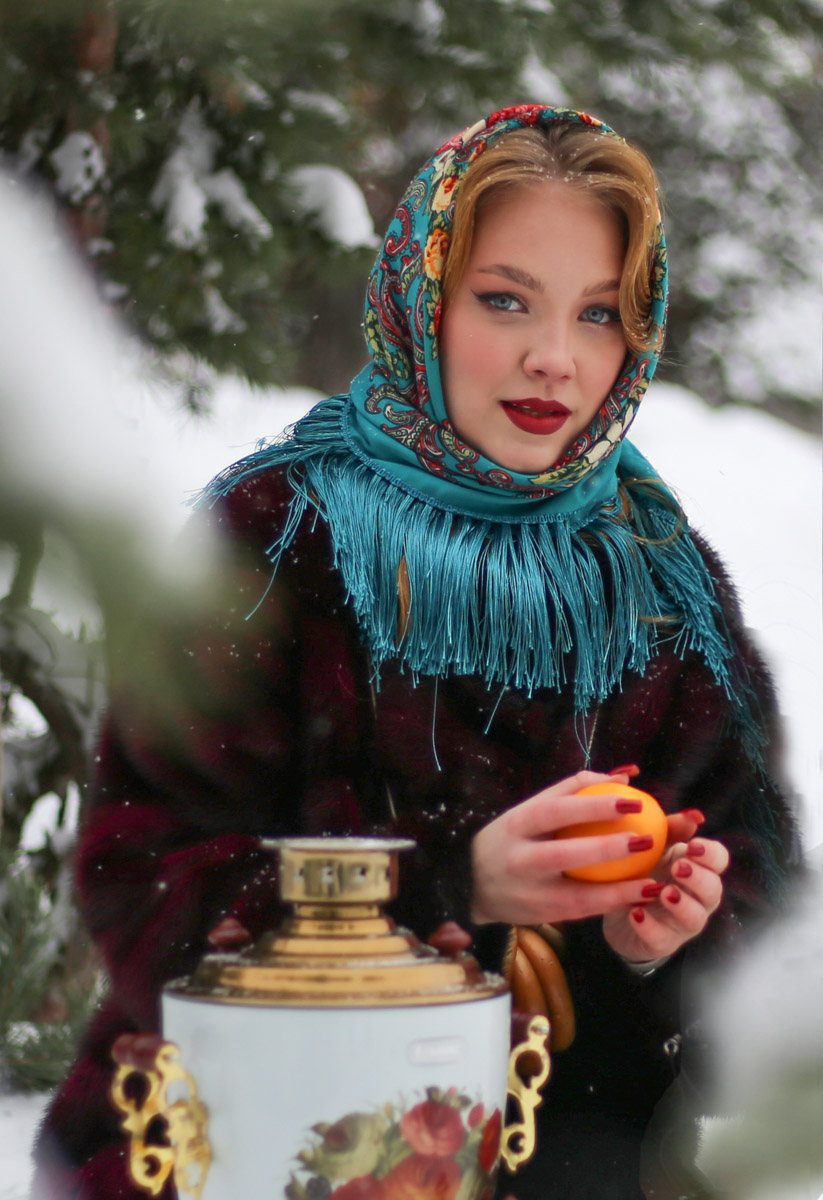 Владимирские девушки выкладывают фотографии с хештегом Russian girl. Тренд запустили в начале зимы, и сейчас он уже добрался до нашего города. В кадре — красивые модели с икрой и баранками. Настоящая русская эстетика.