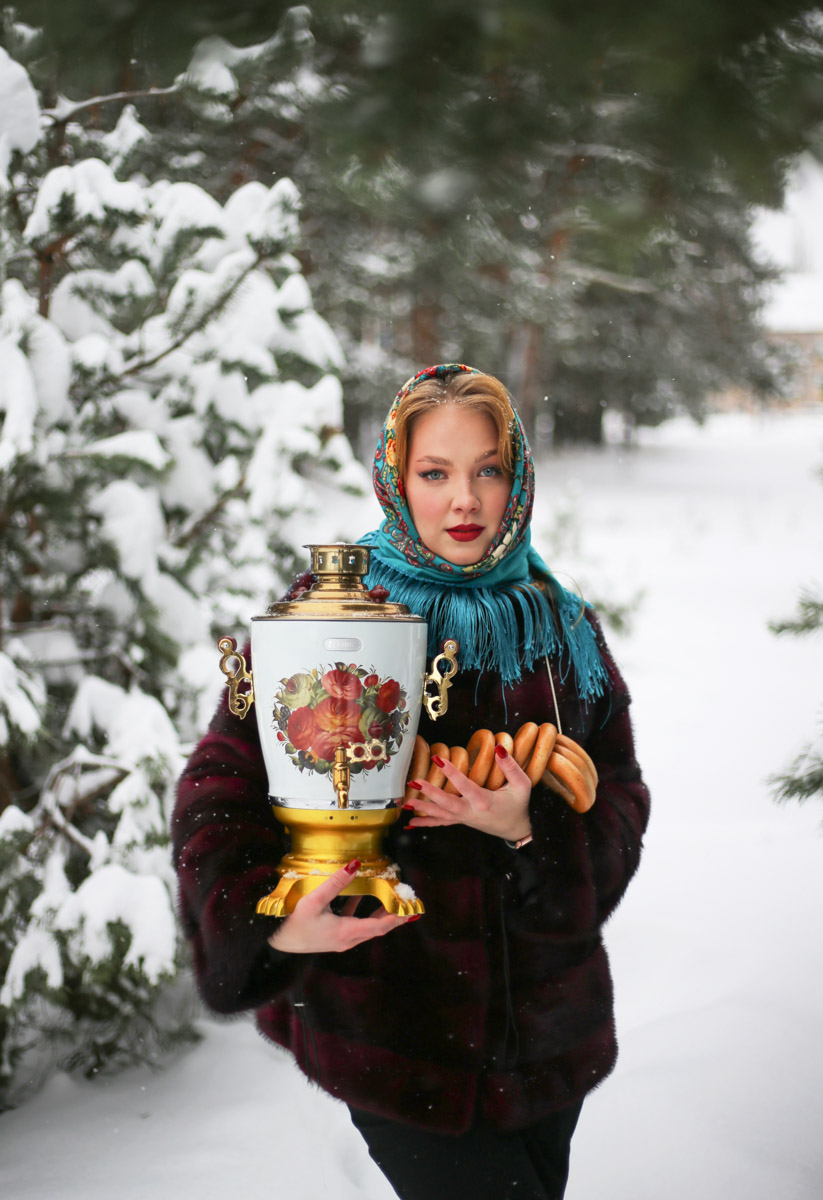 Владимирские девушки выкладывают фотографии с хештегом Russian girl. Тренд запустили в начале зимы, и сейчас он уже добрался до нашего города. В кадре — красивые модели с икрой и баранками. Настоящая русская эстетика.