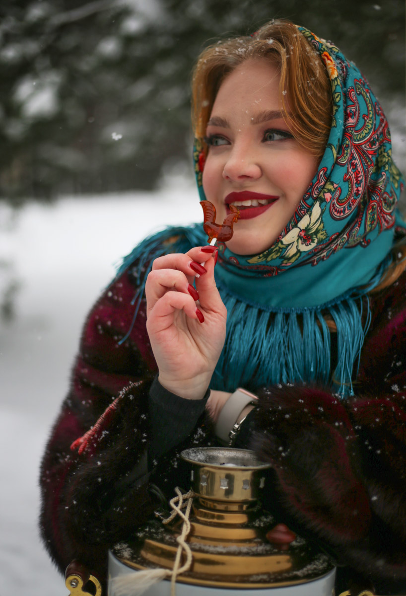 Владимирские девушки выкладывают фотографии с хештегом Russian girl. Тренд запустили в начале зимы, и сейчас он уже добрался до нашего города. В кадре — красивые модели с икрой и баранками. Настоящая русская эстетика.