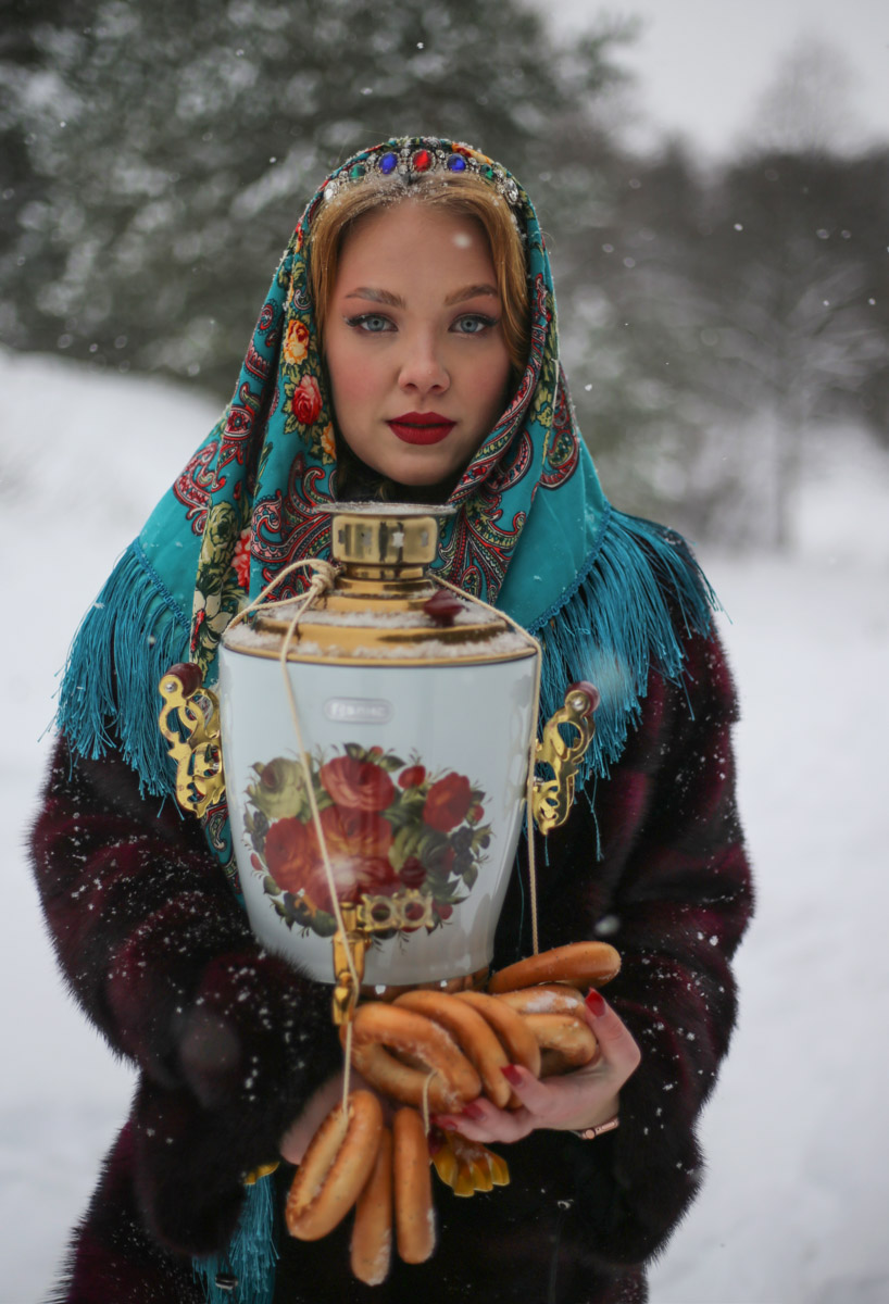 Владимирские девушки выкладывают фотографии с хештегом Russian girl. Тренд запустили в начале зимы, и сейчас он уже добрался до нашего города. В кадре — красивые модели с икрой и баранками. Настоящая русская эстетика.