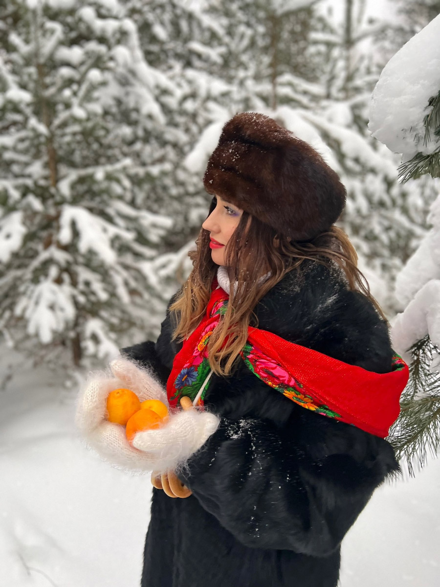 Владимирские девушки выкладывают фотографии с хештегом Russian girl. Тренд запустили в начале зимы, и сейчас он уже добрался до нашего города. В кадре — красивые модели с икрой и баранками. Настоящая русская эстетика.