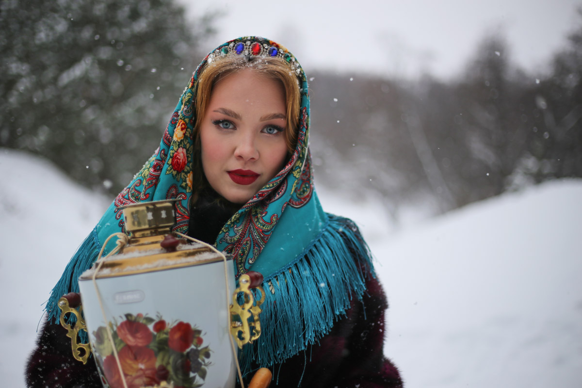 Владимирские девушки выкладывают фотографии с хештегом Russian girl. Тренд запустили в начале зимы, и сейчас он уже добрался до нашего города. В кадре — красивые модели с икрой и баранками. Настоящая русская эстетика.