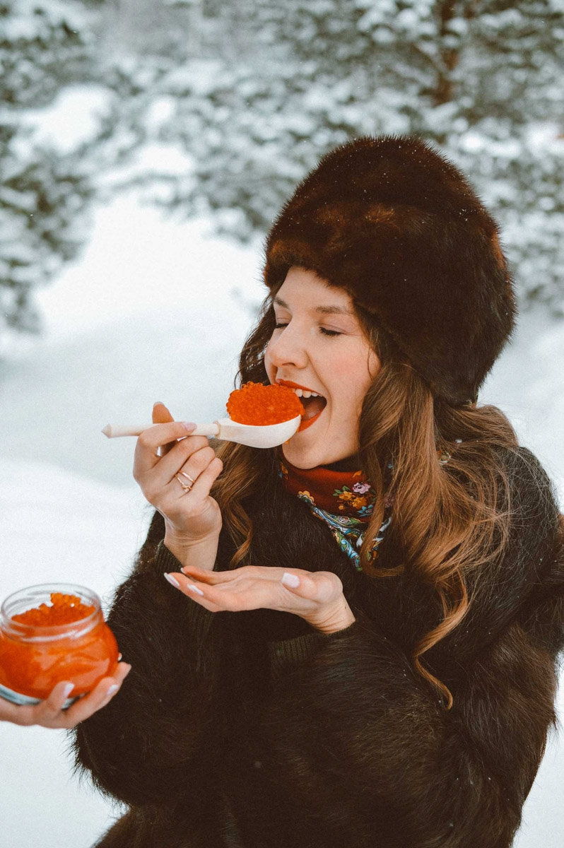 Владимирские девушки выкладывают фотографии с хештегом Russian girl. Тренд запустили в начале зимы, и сейчас он уже добрался до нашего города. В кадре — красивые модели с икрой и баранками. Настоящая русская эстетика.