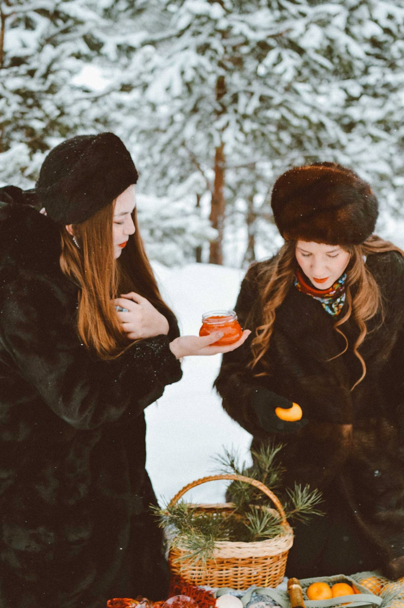 Владимирские девушки выкладывают фотографии с хештегом Russian girl. Тренд запустили в начале зимы, и сейчас он уже добрался до нашего города. В кадре — красивые модели с икрой и баранками. Настоящая русская эстетика.