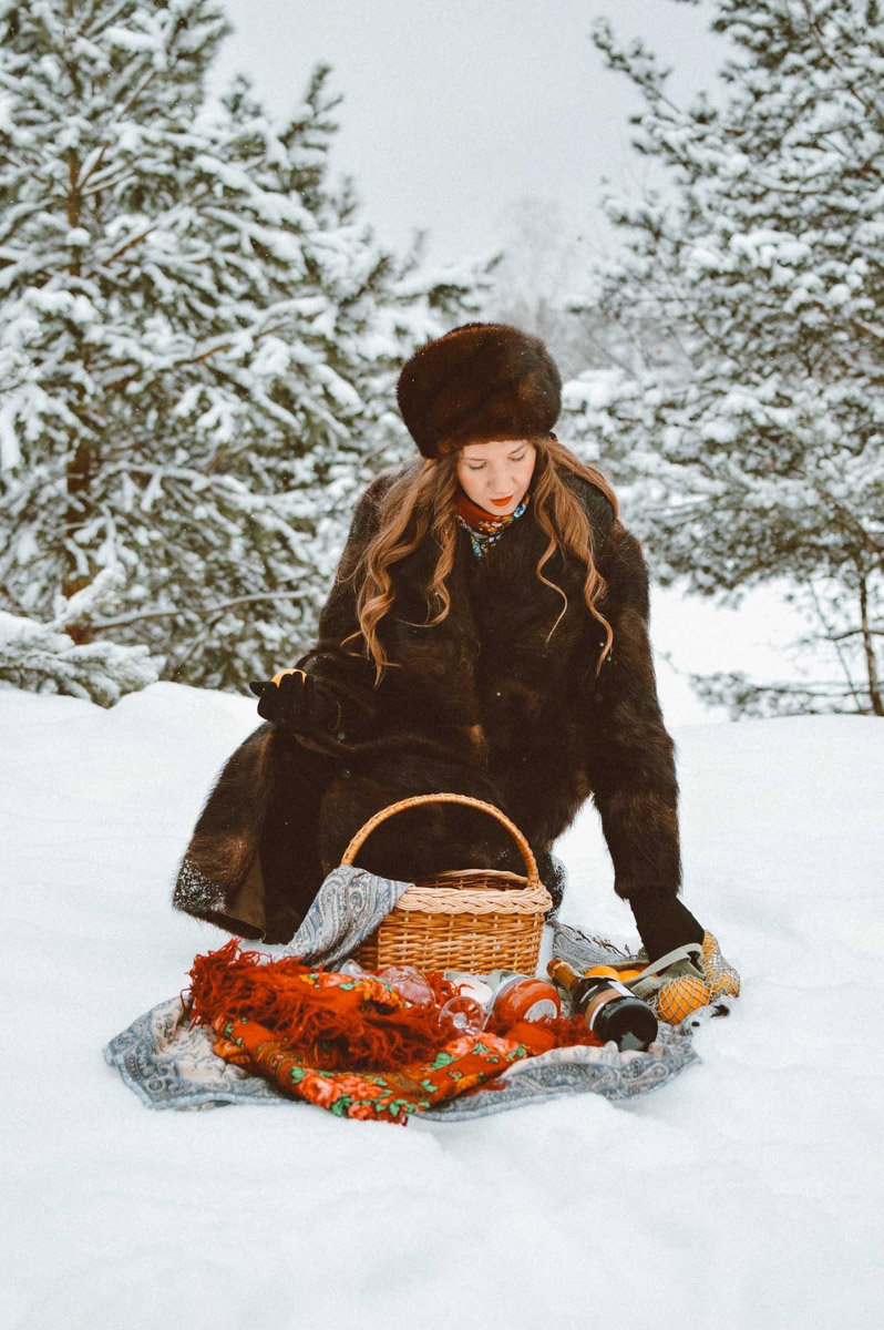 Владимирские девушки выкладывают фотографии с хештегом Russian girl. Тренд запустили в начале зимы, и сейчас он уже добрался до нашего города. В кадре — красивые модели с икрой и баранками. Настоящая русская эстетика.