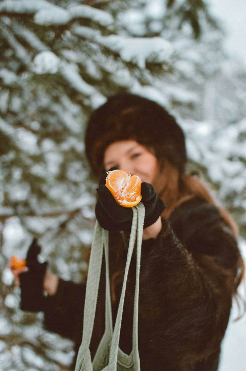 Владимирские девушки выкладывают фотографии с хештегом Russian girl. Тренд запустили в начале зимы, и сейчас он уже добрался до нашего города. В кадре — красивые модели с икрой и баранками. Настоящая русская эстетика.